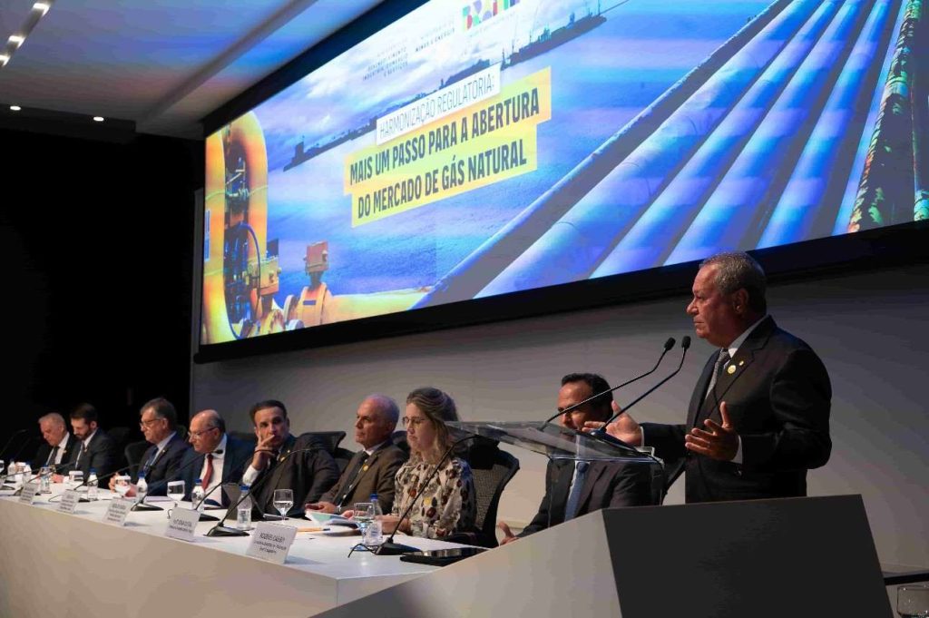 Preço do gás natural coloca o Brasil na contramão da economia mundial, diz presidente da CNI